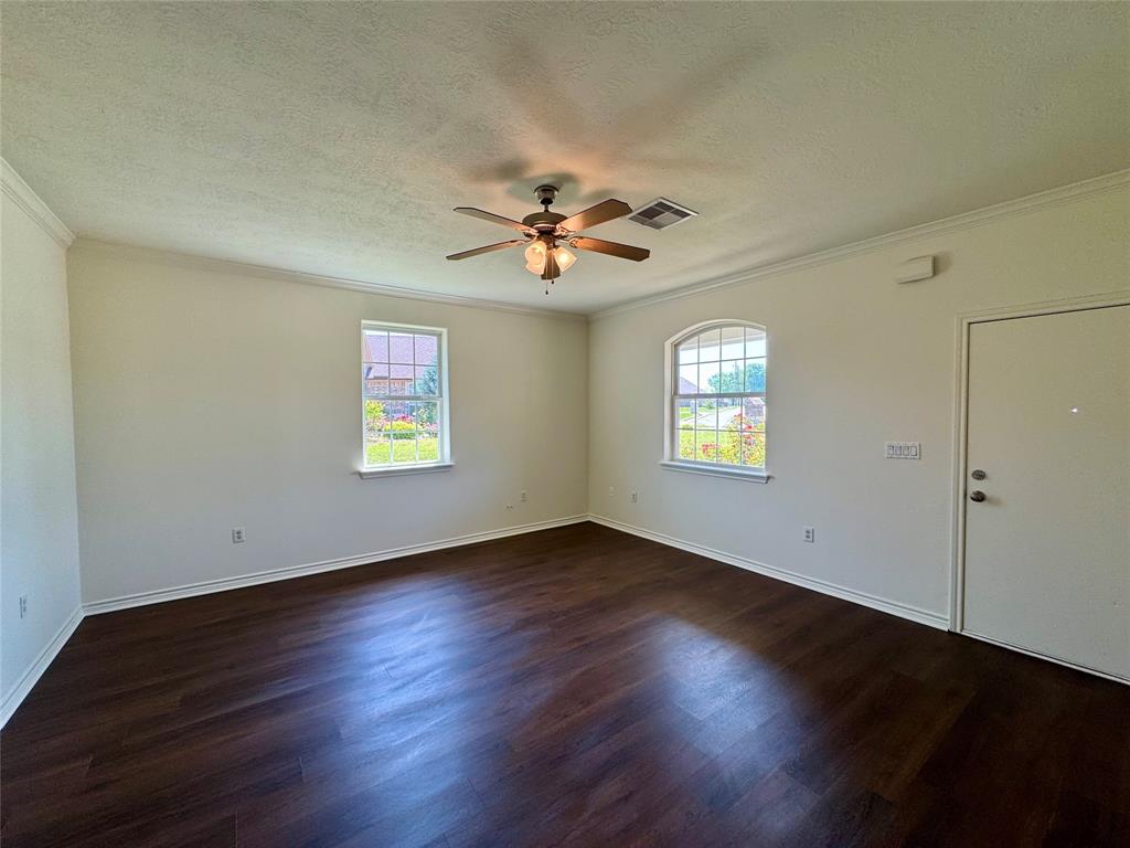 608 Olde Oaks Circle, Madisonville, Texas image 4