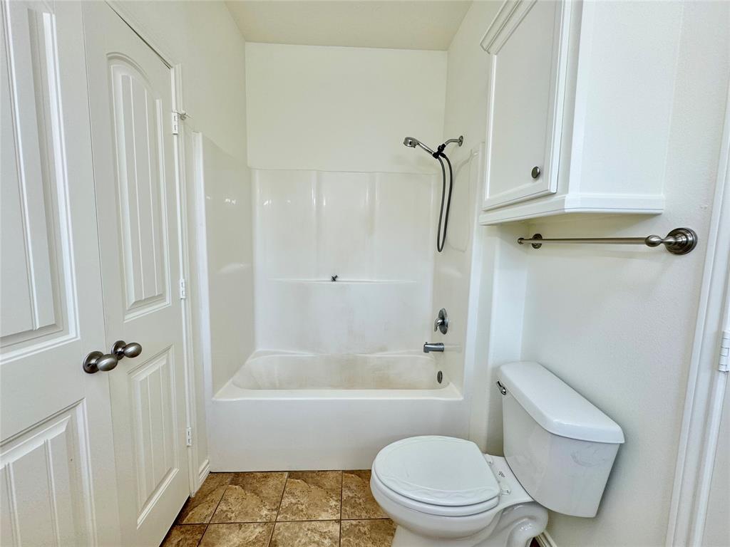 608 Olde Oaks Circle, Madisonville, Texas image 11