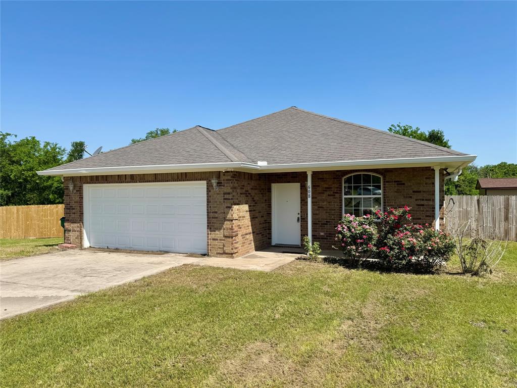 608 Olde Oaks Circle, Madisonville, Texas image 1