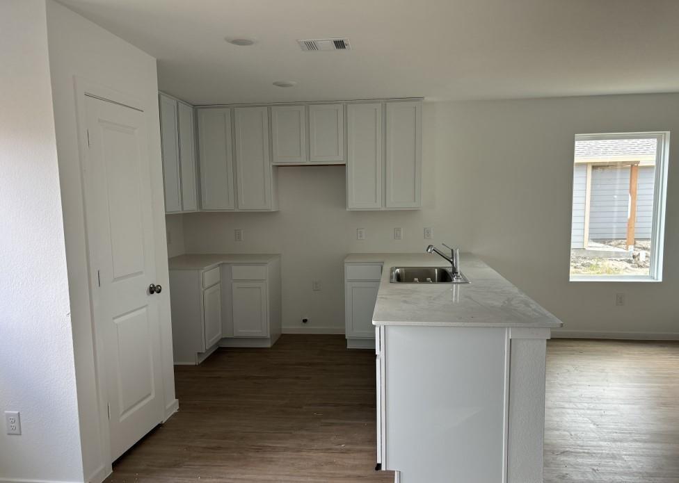 108 Laura Leigh Lane, Angleton, Texas image 3