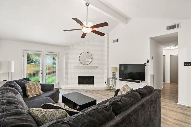 4 N White Pebble Court