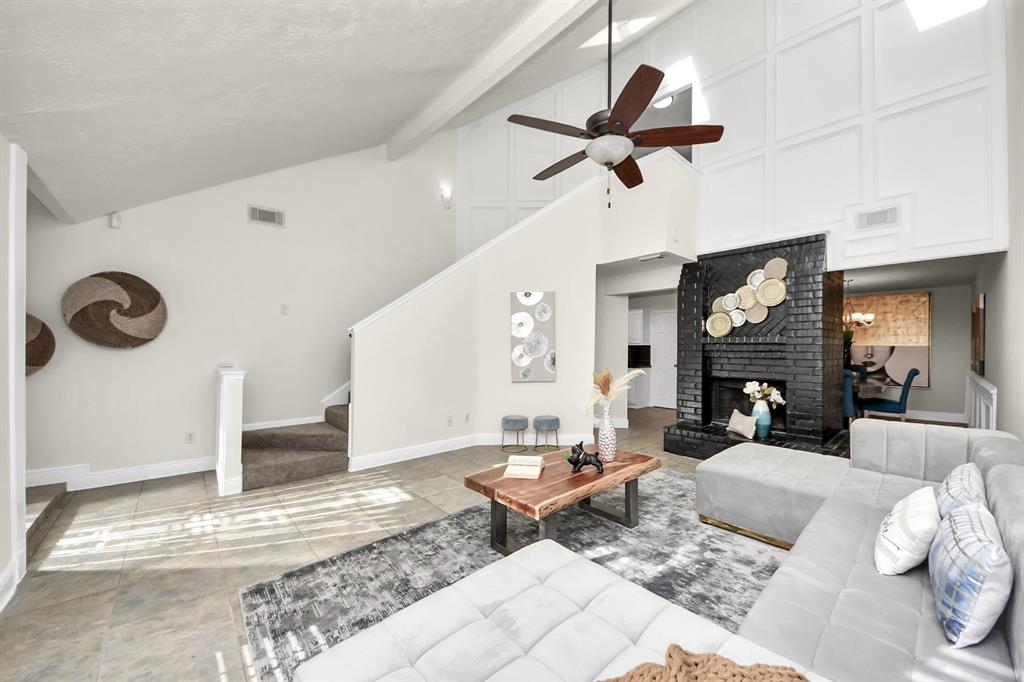 3906 Crystal Falls Drive, Missouri City, Texas image 2
