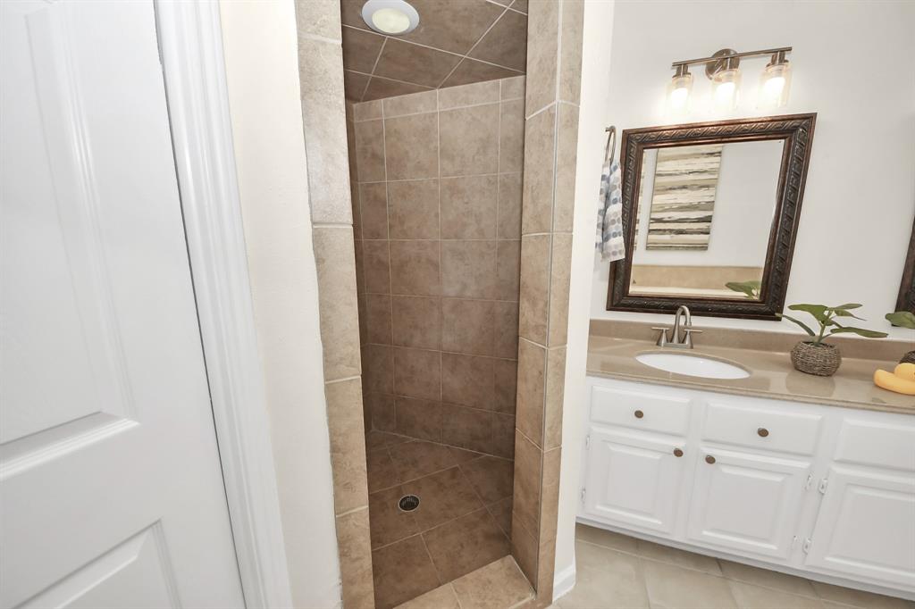 3906 Crystal Falls Drive, Missouri City, Texas image 23