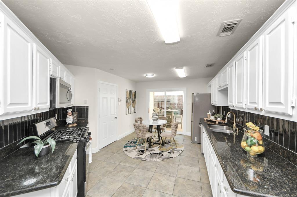 3906 Crystal Falls Drive, Missouri City, Texas image 13