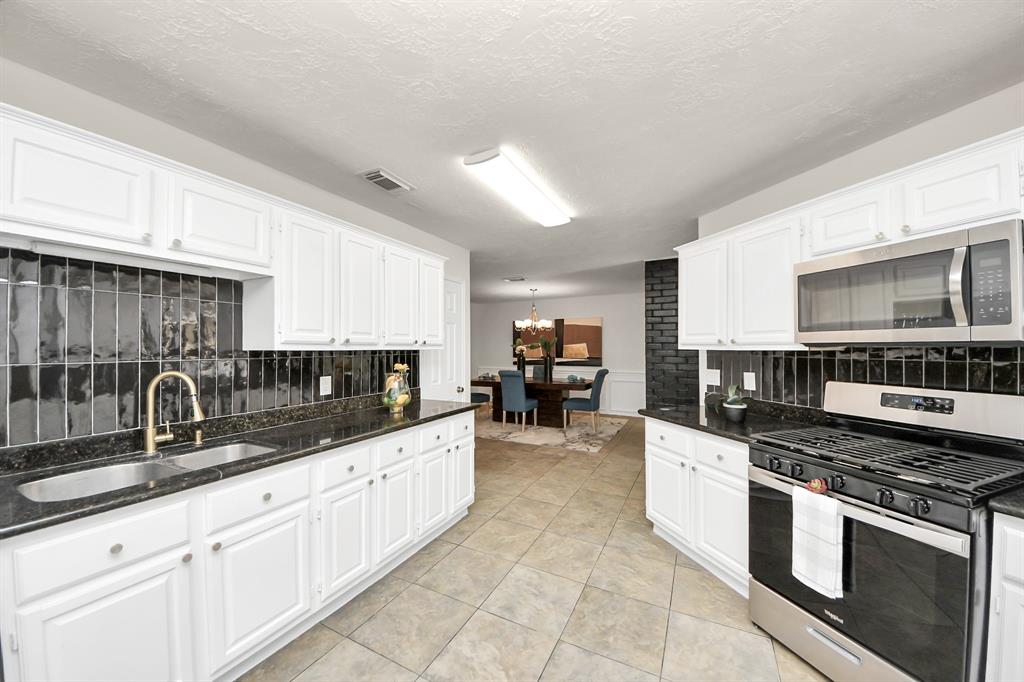 3906 Crystal Falls Drive, Missouri City, Texas image 11