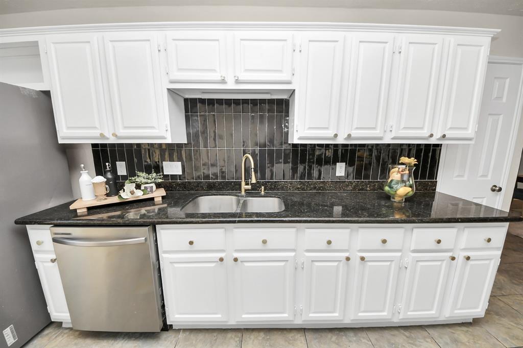 3906 Crystal Falls Drive, Missouri City, Texas image 12