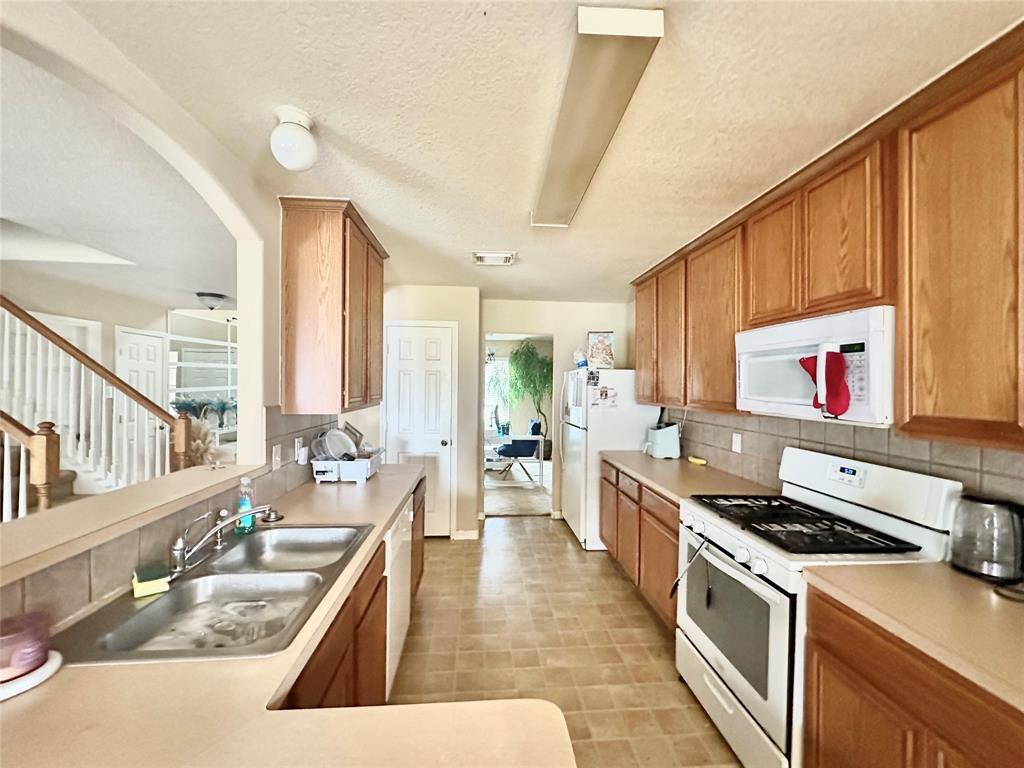 5903 Llano Creek Drive, Katy, Texas image 3
