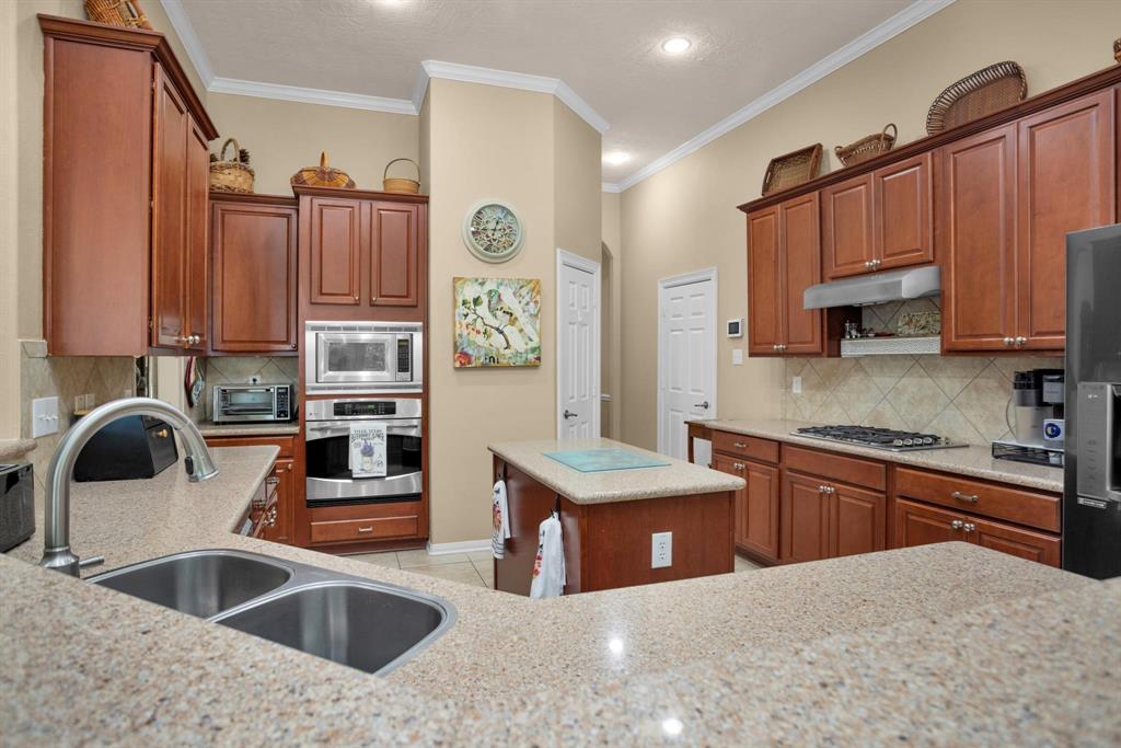 2002 Graystone Hills Drive, Conroe, Texas image 17