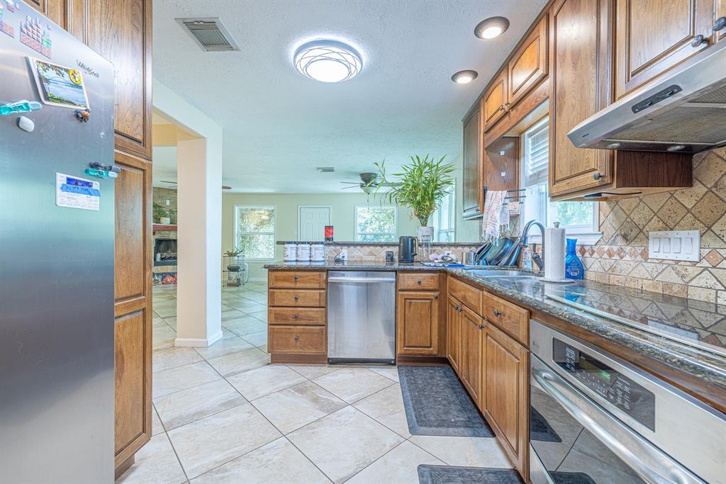 2318 Green Valley Drive, Deer Park, Texas image 7