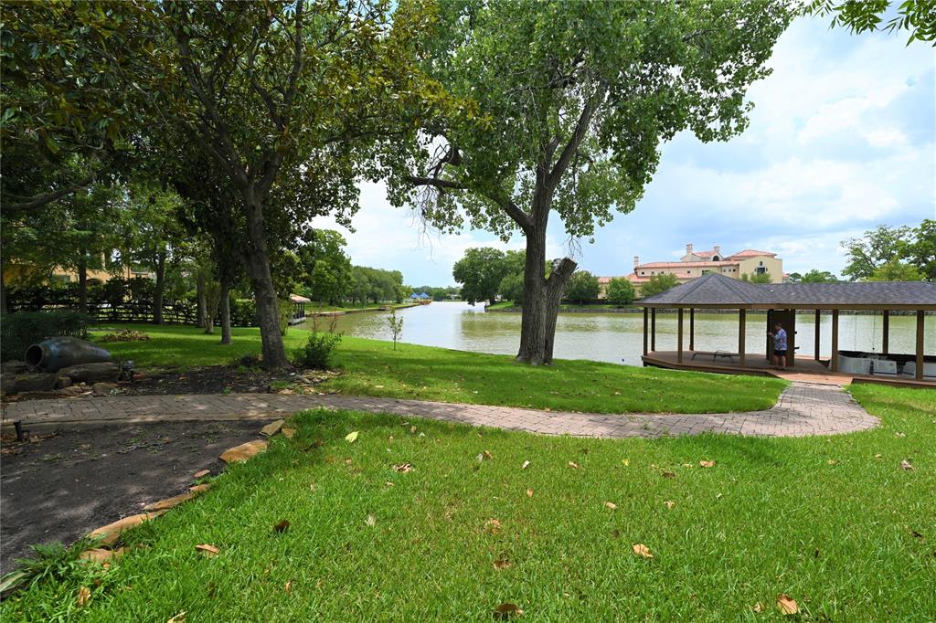 326 W Alkire Lake Drive, Sugar Land, Texas image 13