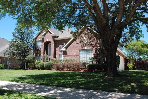 Single Family Residence in Friendswood TX 1206 Cambridge Drive 1.jpg