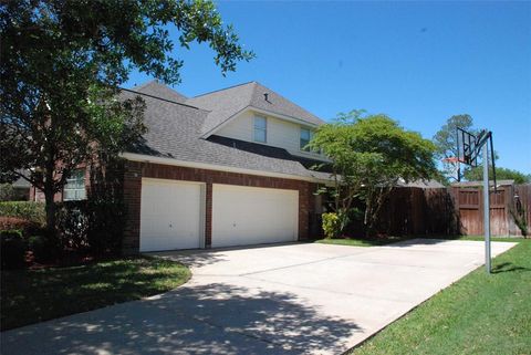 Single Family Residence in Friendswood TX 1206 Cambridge Drive 3.jpg