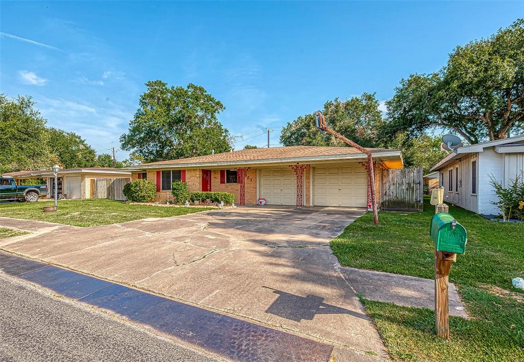 921 Roberts Street, El Campo, Texas image 1