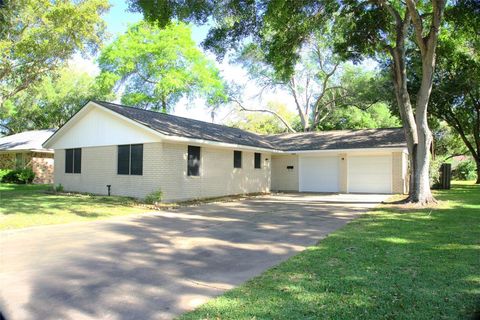 Single Family Residence in El Campo TX 3010 Lamar Circle.jpg