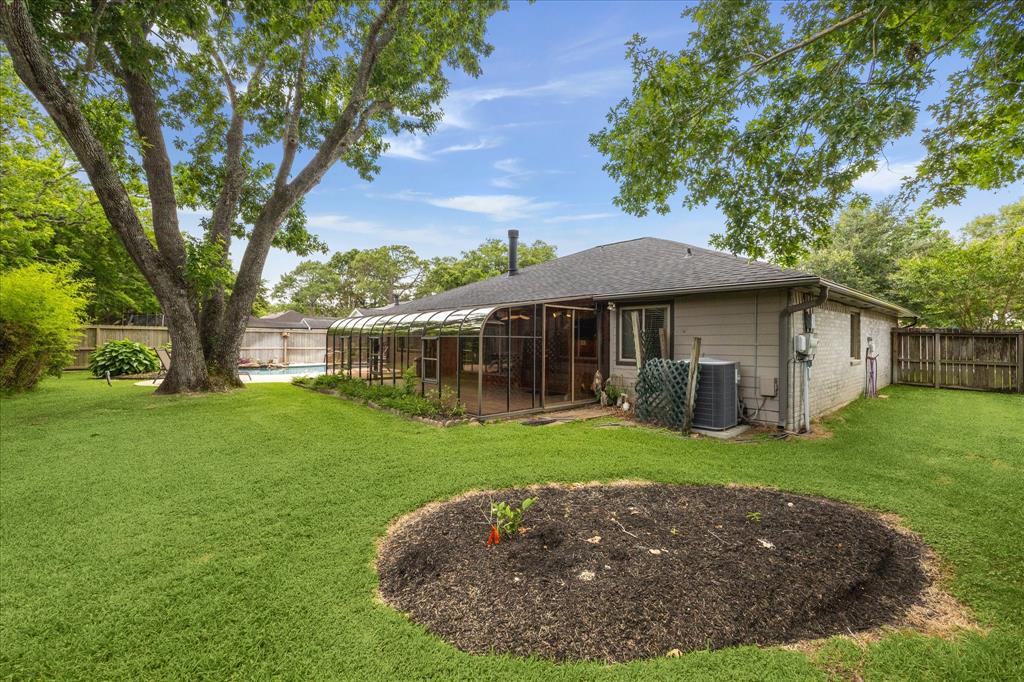 1018 W Castlewood Avenue, Friendswood, Texas image 39