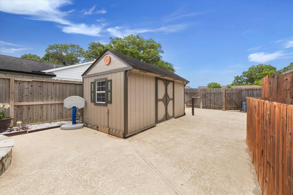 1018 W Castlewood Avenue, Friendswood, Texas image 36