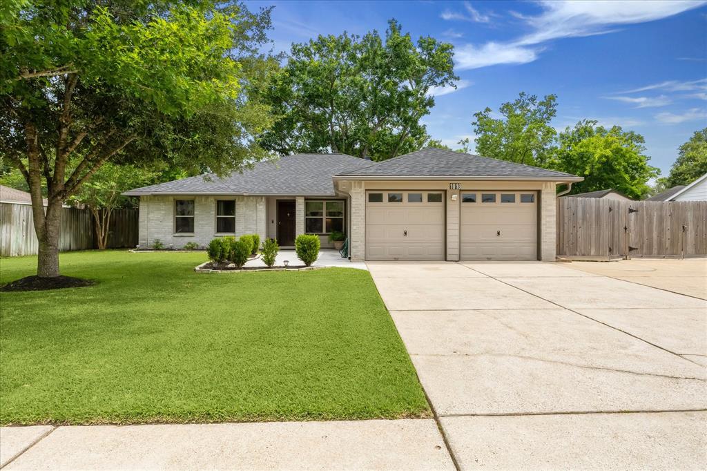 1018 W Castlewood Avenue, Friendswood, Texas image 2