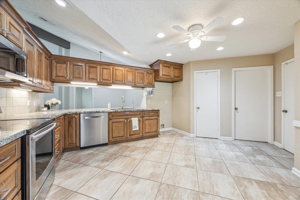 1018 W Castlewood Avenue, Friendswood, Texas image 9