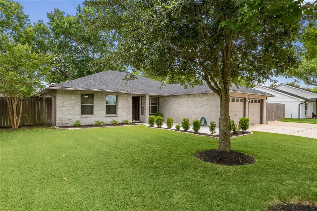 1018 W Castlewood Avenue, Friendswood, Texas image 4