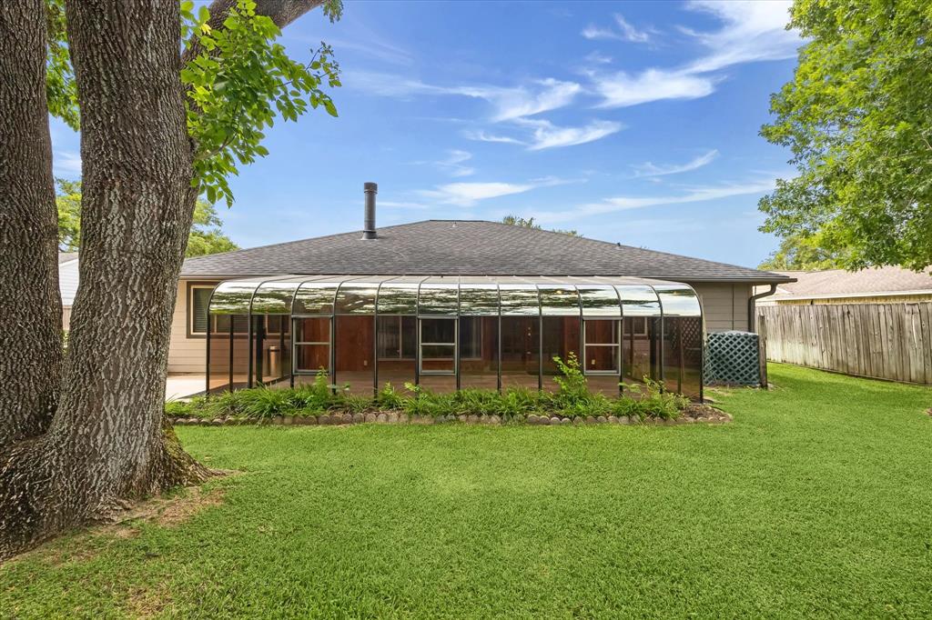 1018 W Castlewood Avenue, Friendswood, Texas image 38