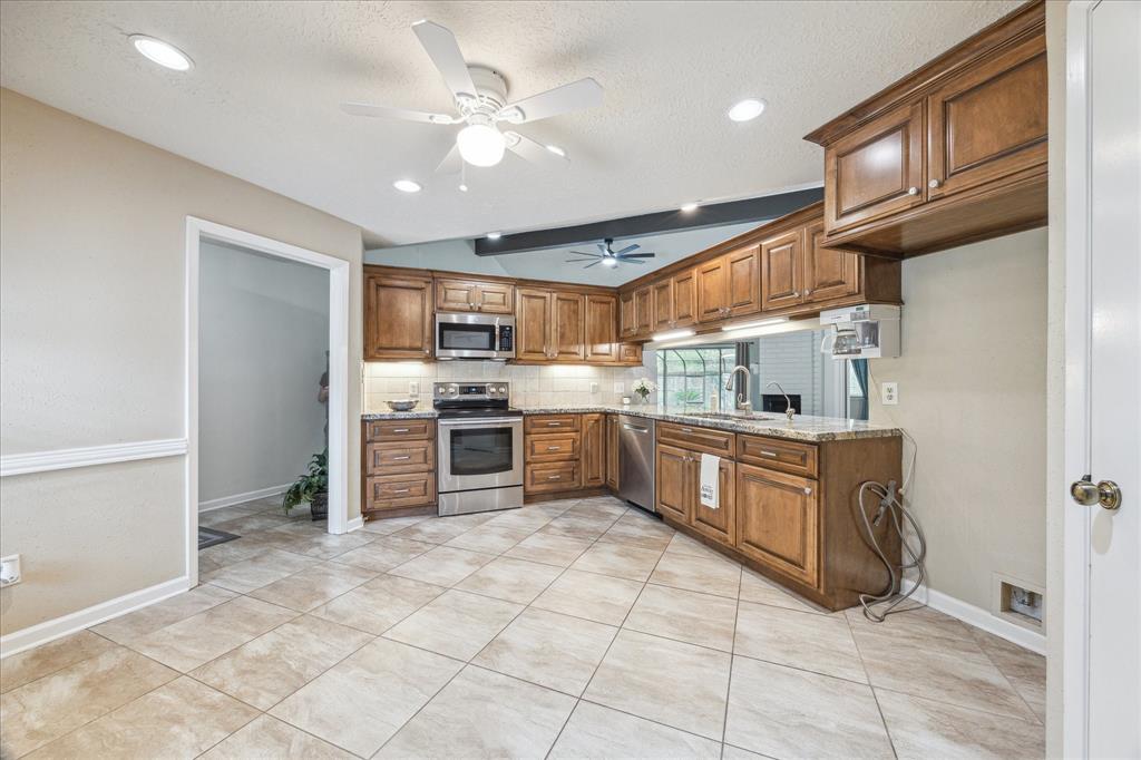1018 W Castlewood Avenue, Friendswood, Texas image 10
