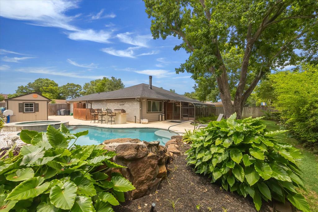 1018 W Castlewood Avenue, Friendswood, Texas image 32