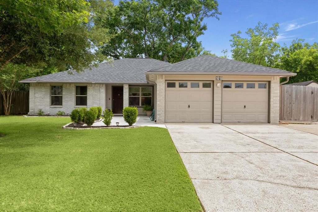 1018 W Castlewood Avenue, Friendswood, Texas image 1