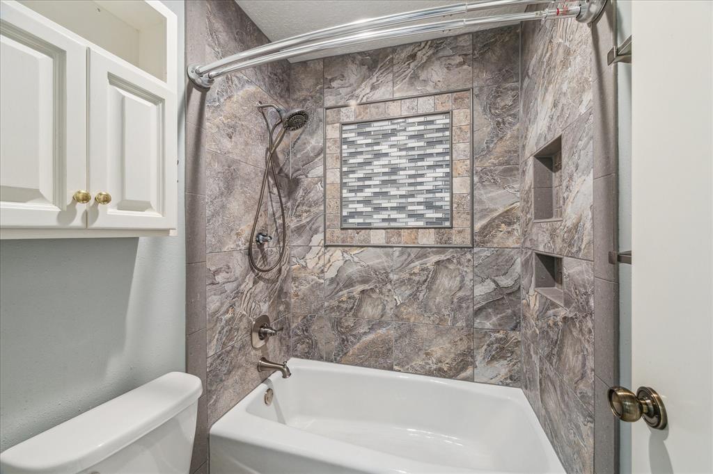 1018 W Castlewood Avenue, Friendswood, Texas image 27