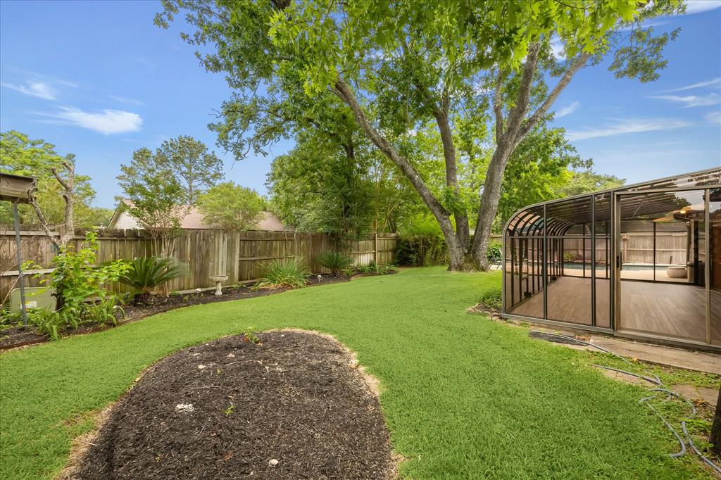 1018 W Castlewood Avenue, Friendswood, Texas image 40