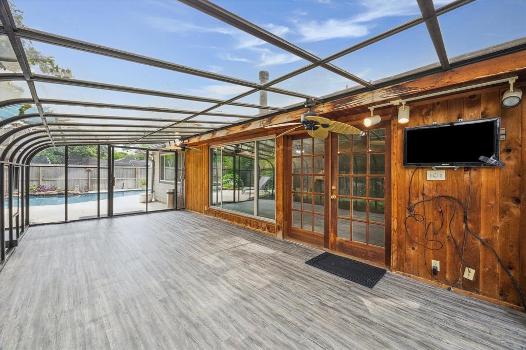 1018 W Castlewood Avenue, Friendswood, Texas image 30