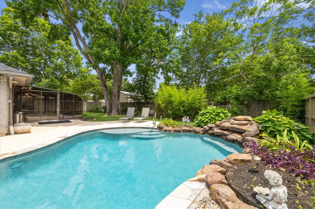 1018 W Castlewood Avenue, Friendswood, Texas image 31