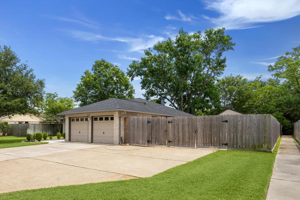 1018 W Castlewood Avenue, Friendswood, Texas image 3