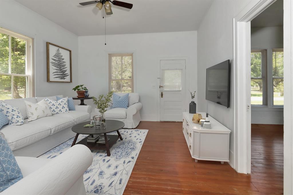 428 E Magnolia Street, Angleton, Texas image 2