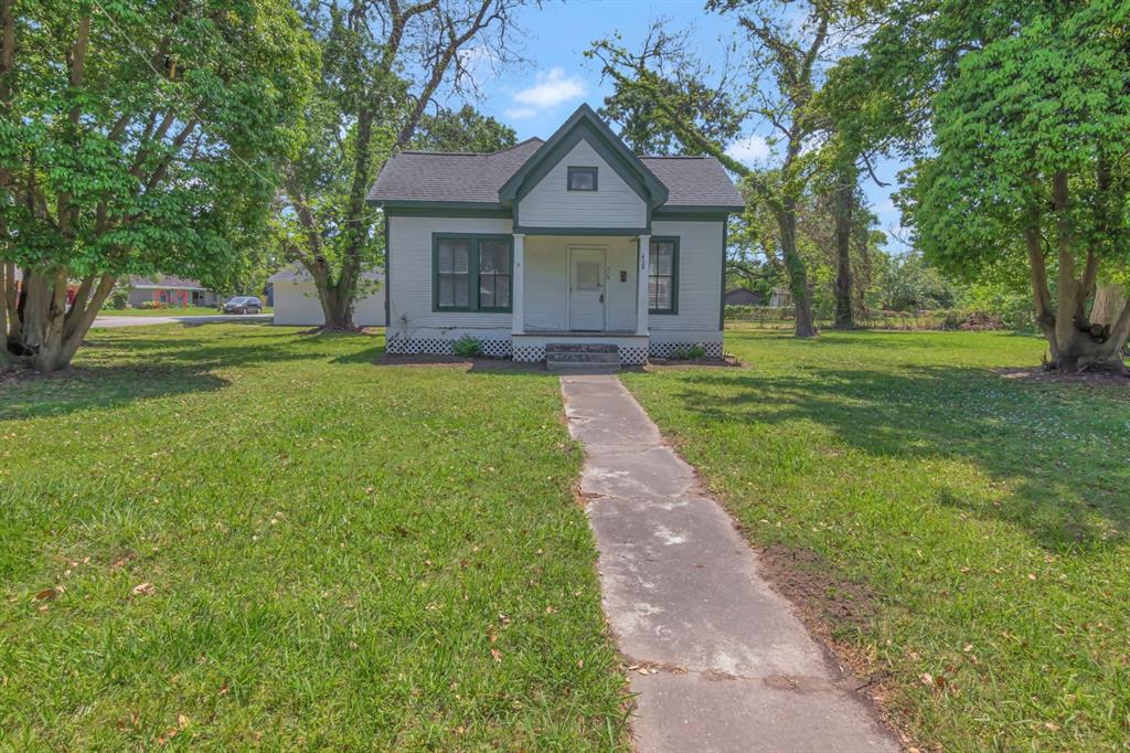 428 E Magnolia Street, Angleton, Texas image 1