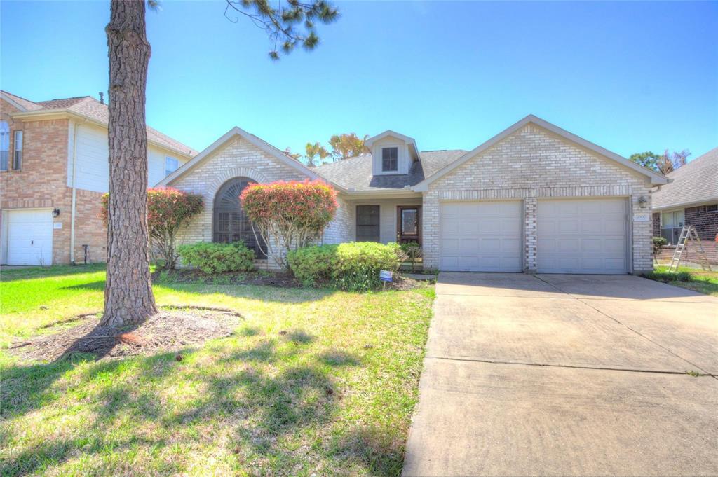 4906 Lochman Lane, Pearland, Texas image 1