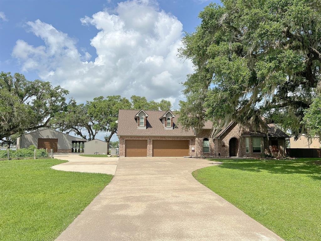 814 Sunset Trail, Angleton, Texas image 1