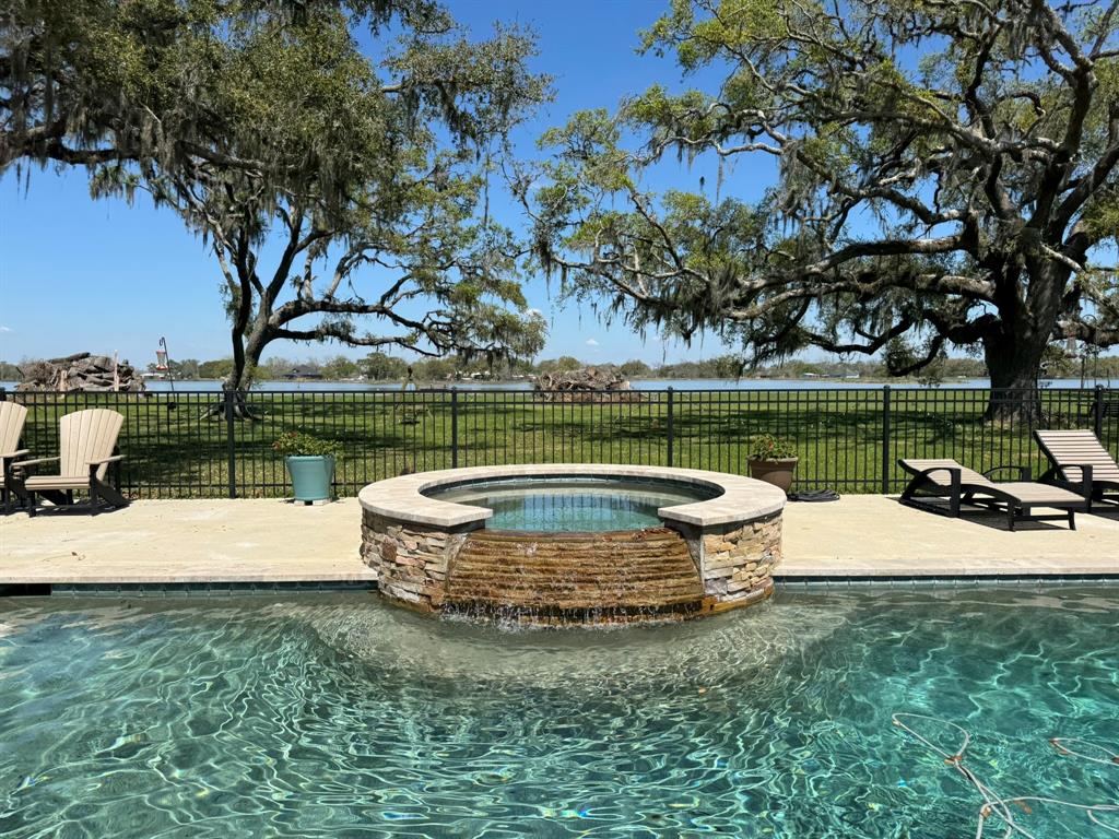 814 Sunset Trail, Angleton, Texas image 2