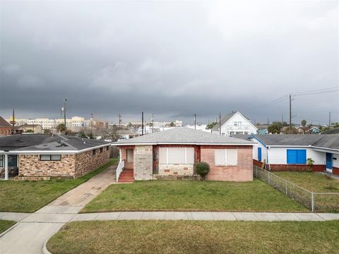 Photo of 5108 Avenue L Street, Galveston, TX 77551 (MLS # 79752019)