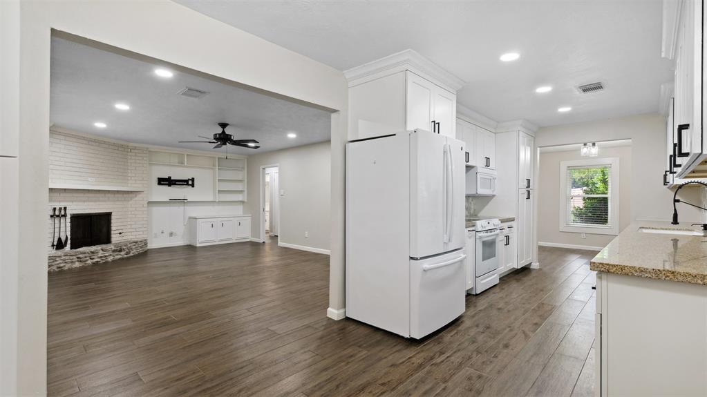 3203 W Piney Brook Drive, La Porte, Texas image 9