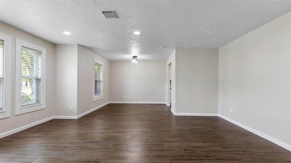 3203 W Piney Brook Drive, La Porte, Texas image 4