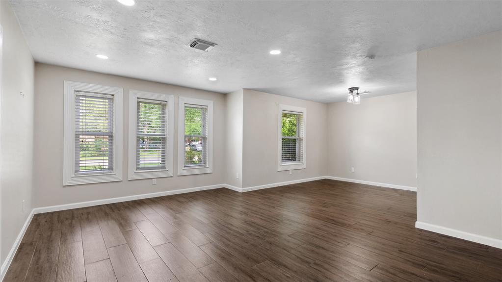 3203 W Piney Brook Drive, La Porte, Texas image 5