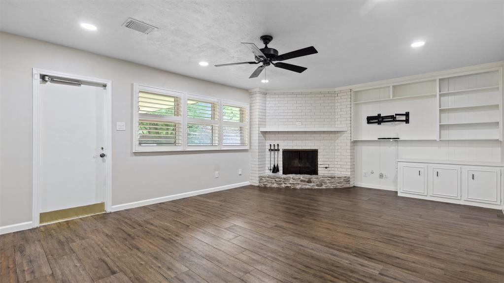 3203 W Piney Brook Drive, La Porte, Texas image 11