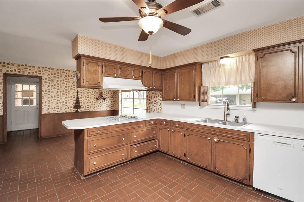 Photo 10 of 40 of 700 Rosewood Drive house