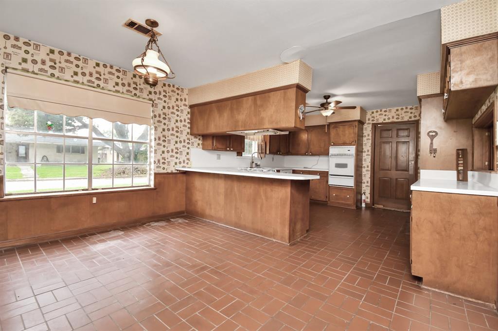 Photo 9 of 40 of 700 Rosewood Drive house