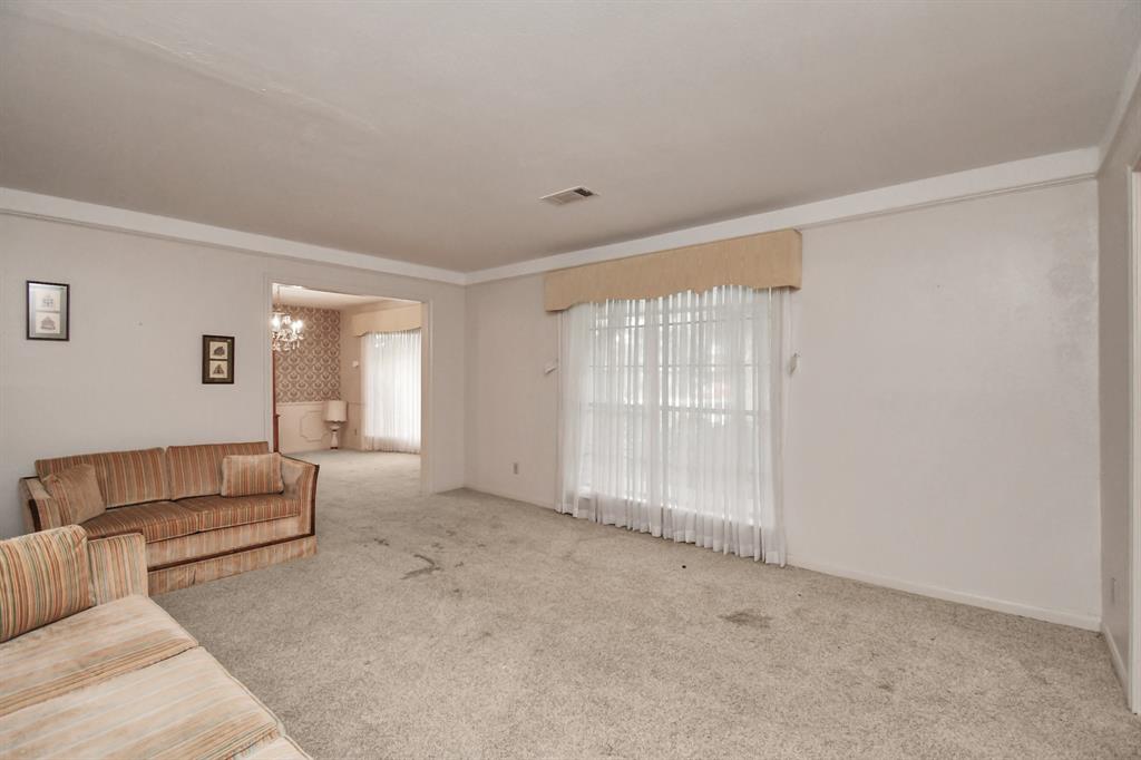 Photo 7 of 40 of 700 Rosewood Drive house