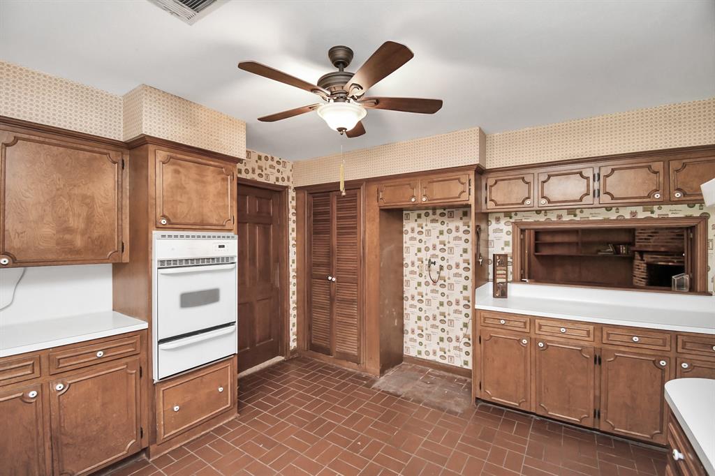 Photo 13 of 40 of 700 Rosewood Drive house