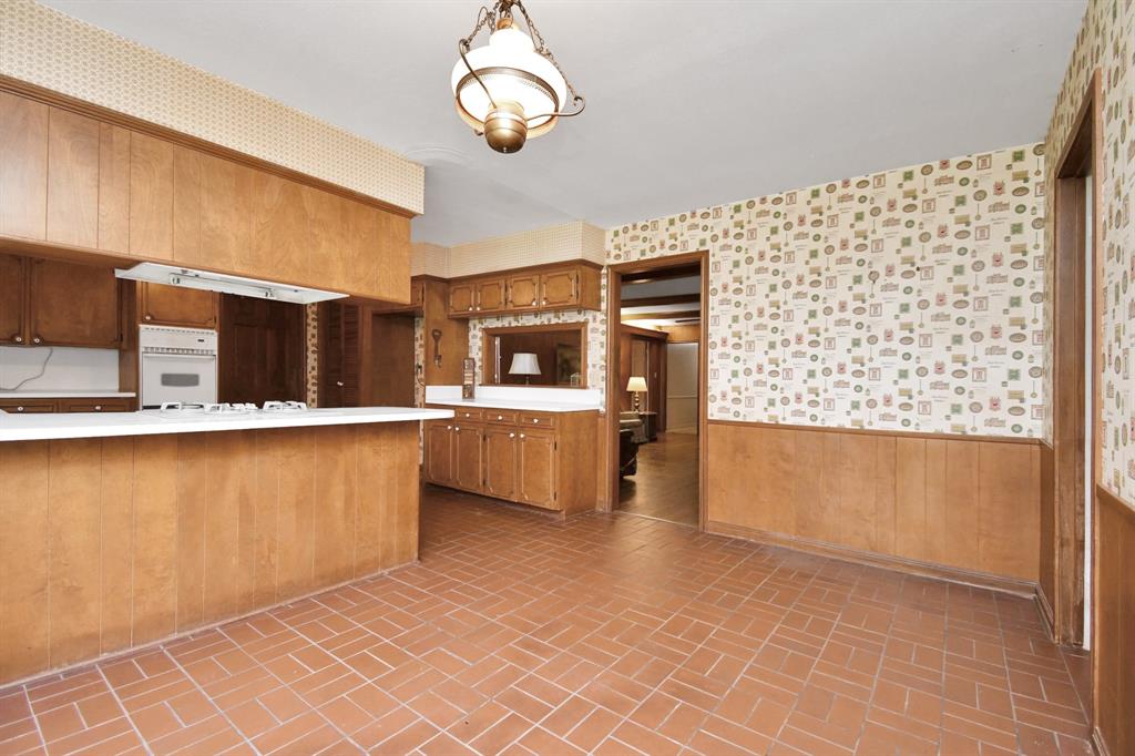 Photo 8 of 40 of 700 Rosewood Drive house