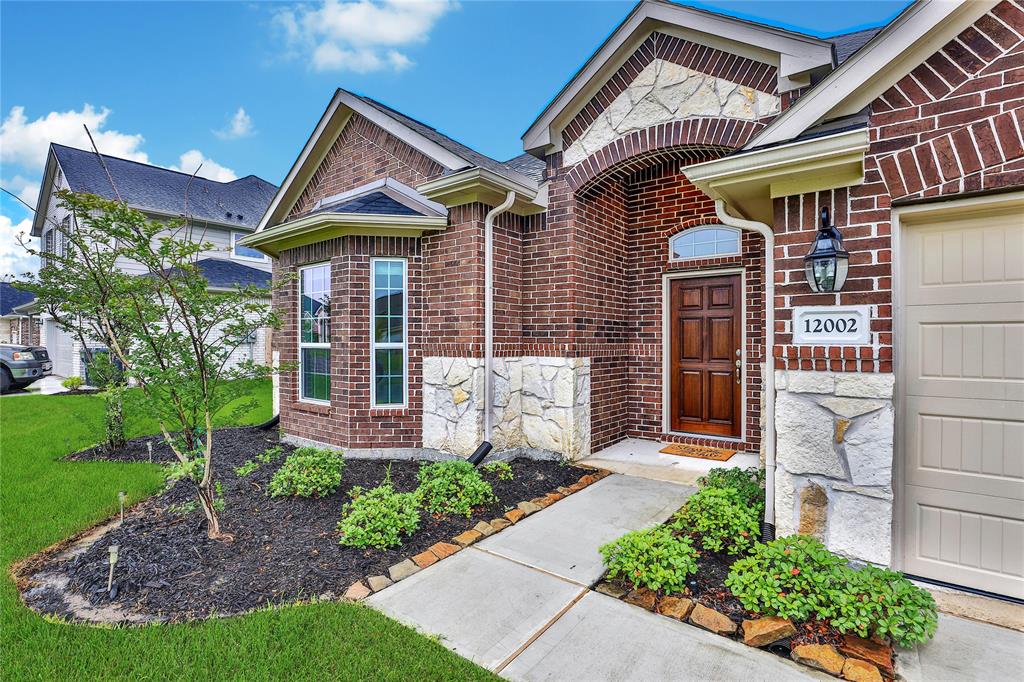 12002 Champions Forest Drive, Mont Belvieu, Texas image 2