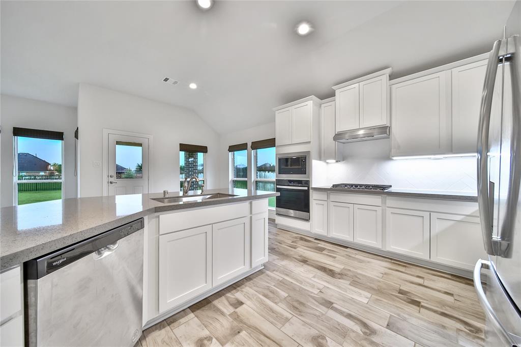 12002 Champions Forest Drive, Mont Belvieu, Texas image 7