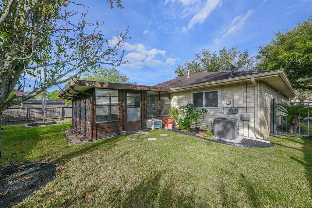 910 W Primrose Meadows Circle, Pearland, Texas image 24